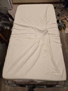 lot 385 image: Foldable Rollaway Bed with Metal Frame and Fabric Cover