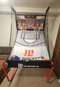 lot 122 image: MD Sports Basketball Arcade Game with 4 Basketballs