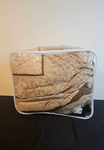 lot 132 image: Plush Queen Comforter - size not verified