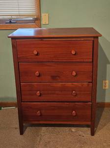 lot 407 image: Wooden 4-Drawer Dresser in Good Condition