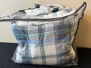 lot 247 image: King Size Polyester Fiber Comforter in Plaid Design