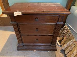 lot 361 image: Vintage 3-Drawer Wooden Dresser with Knob Handles