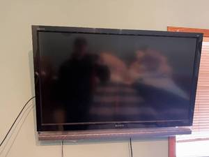 lot 365 image: Sony Bravia 40-inch Flat Screen TV with Remote