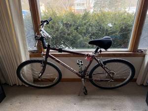 lot 160 image: Schwinn Sierra Mountain Bike with Cable Lock