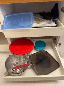 lot 189 image: Assorted Kitchenware Collection including Fry Pan, Mixing Bowl, and Storage Containers