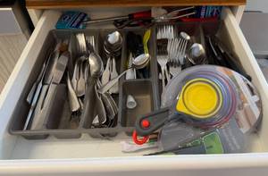 lot 194 image: Complete Cutlery Set with Measuring Cups and Cooking Accessories - drawer contents