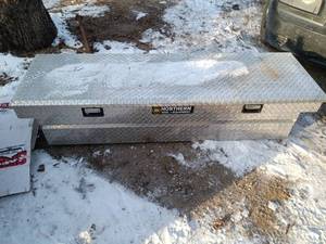 lot 57 image: Northern Tool Aluminum Diamond Plate Toolbox for Fullsize Truck