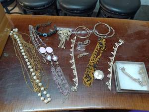 lot 68 image: Jewelry