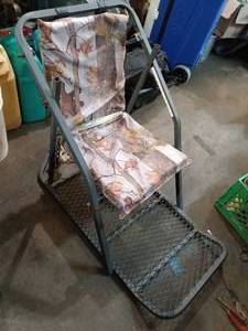 lot 76 image: Hunting Tree Stand