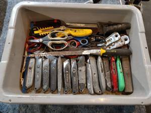lot 94 image: Assortment of boxcutters and scissors