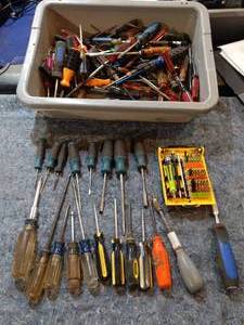 lot 97 image: Large assortment of screwdrivers