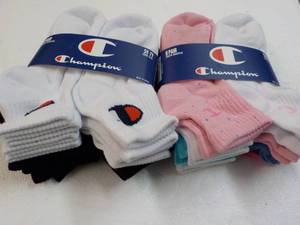 lot 135 image: 16 pr Champion Youth Quarter Socks ...