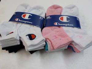 lot 136 image: 16 pr Champion Youth Quarter Socks ...