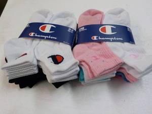 lot 137 image: 16 pr Champion Youth Quarter Socks ...