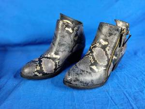 lot 72 image: Muk Luks Womens Wide Yellowstone Yardley Boot - Black Snake - Size 9.5