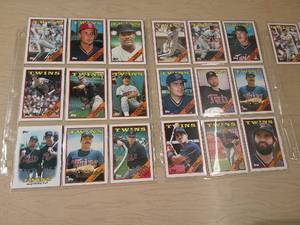 lot 241 image: 1988 TOPPS TWINS CARDS