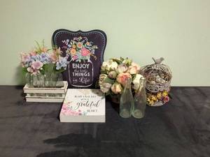 Decorative Home Decor Set with Signs and Floral Arrangements