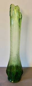 lot 26 image: L.E. Smith Green Swung Vase 26