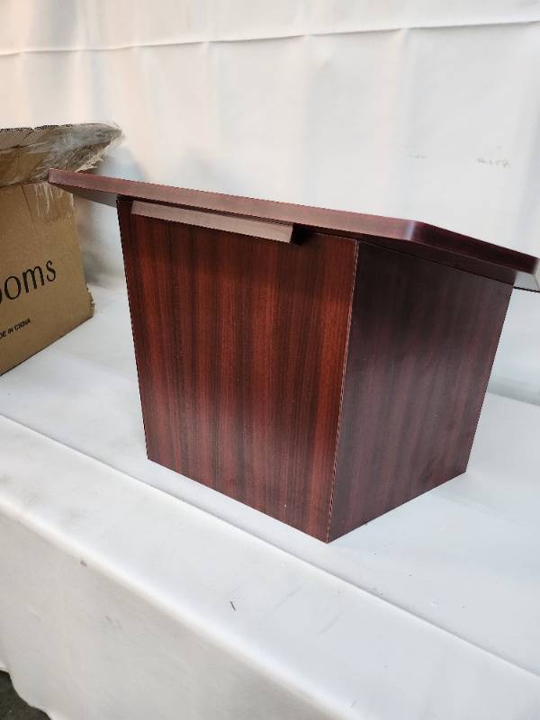 lot 25 image: Looms Presentation Podium in Mahogany Finish