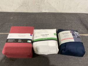 lot 131 image: LOT OF 3 Bed Sheet Sets