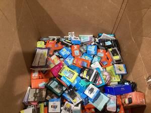 lot 620 image: Wholesale Pallet of Phone Cases and Misc Items
