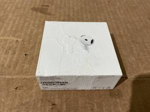 lot 323 image: Apple AirPods 4