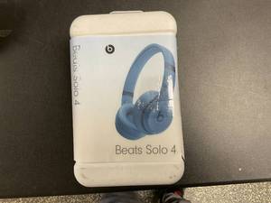 lot 44 image: Beats by Dr. Dre Beats Solo 4 Wireless On-Ear Headphones
