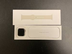 lot 52 image: Apple Watch SE (2nd Gen) GPS 40mm Smartwatch with Starlight Aluminum Case