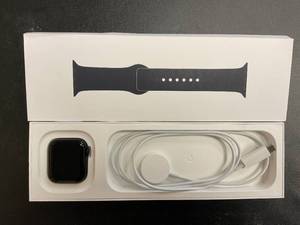 lot 63 image: Apple Watch SE (2nd Gen) GPS 40mm Smartwatch with Midnight Aluminum Case