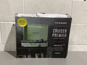lot 511 image: Crosley Cruiser Premier Vinyl Record Player with Speakers and Bluetooth - Audio Turntables