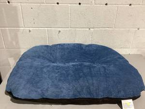 lot 514 image: Vibrant Life Meduim Rounded Rectangle Orthopedic Pet Pillow for Cats & Dogs