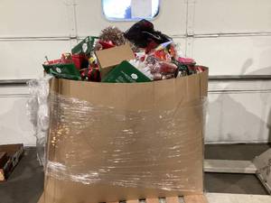 lot 627 image: 2 Wholesale Pallets of Miscellaneous Christmas Items