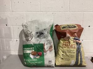 lot 570 image: LOT OF Cat Food and Cat Litter