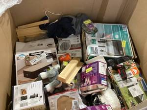 lot 901 image: Wholesale Pallet of Assorted Miscellaneous Items