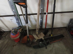 lot 81 image: Garden Tools