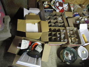 lot 100 image: Mixed Large Lot Household