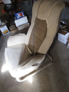 lot 102 image: Panasonic Reclining Massage Chair