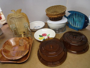 lot 105 image: Cambro Covers, Trivets, Springform