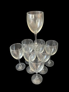 lot 130 image: Elegant Clear Glass Wine Glasses Set of Eight