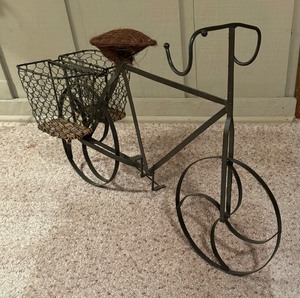 lot 45 image: Decorative Metal Bicycle Figurine