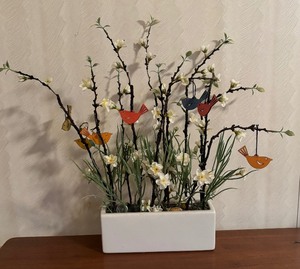 lot 78 image: Pretty Floral Decor