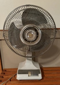 lot 110 image: Vintage 12 Oscillating Table Fan