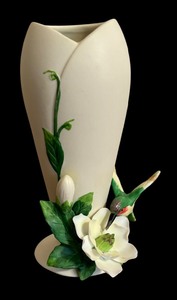 lot 155 image: Hummingbird with Magnolia Flower Porcelain Vase