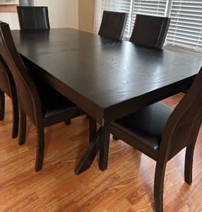 lot 2 image: Gorgeous Dining Table and Chairs Set
