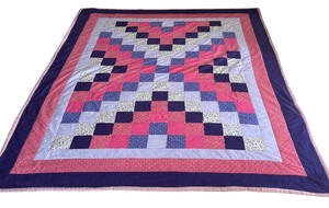 lot 188 image: Beautiful Vintage Quilt