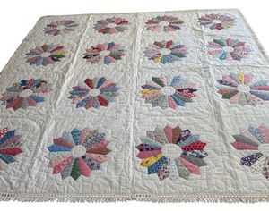 lot 189 image: Vintage Dresden Plate Pattern Quilt