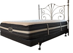 lot 6 image: Beautiful White Metal Headboard