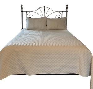 lot 196 image: Beautiful Queen Size Comforter and Shams Set