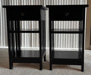 lot 195 image: Pair of Matching End Tables  Accent Tables