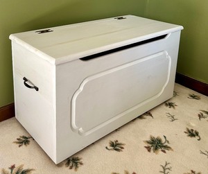 lot 171 image: Simple White Painted Wood Hope Chest